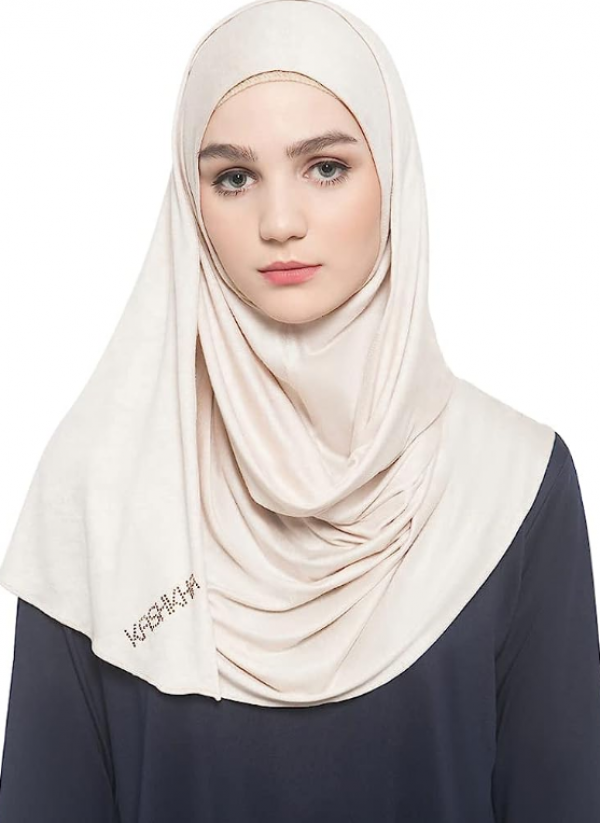 Hijab instan dengan aksen ruffle di bagian wajah